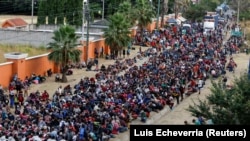 Migrante iz Hondurasa na putu ka SAD u Gvatemali zaustavlja policija, 17. januar 2021.