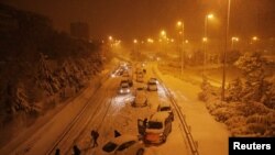 Oameni abandonându-și mașinile lângă Madrid, Spania. 9 ianuarie 2021