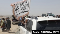 Луѓе мавтаат со талибанското знаме додека се возат преку преминот кон пограничниот град Чаман