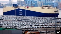 Mașini pregătite de export în portul Pyeongtaek, din Coreea de Sud, pe 9 aprilie 2025. Coreea de Sud a anunțat că-și va proteja industria auto prin subvenții în fața tarifelor anunțate de Donald Trump. 