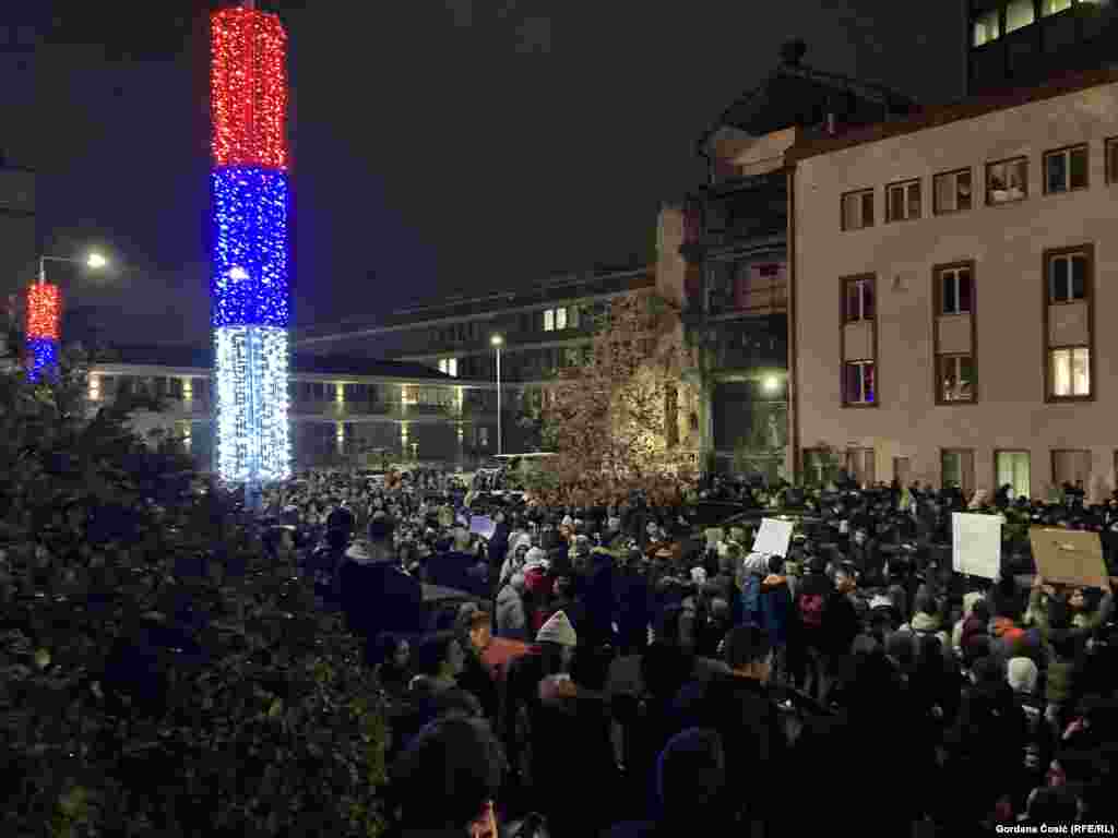 Kako su javili novinari Radija Slobodna Evropa, pred zgradom RTS-a u kojoj je studio iz kog se emituje centralna informativna emisija Dnevnik, okupilo se više hiljada studenata koji su uzvikivali &quot;Pustite nas uživo&quot;.