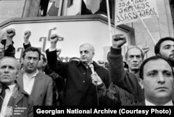 ზვიად გამსახურდია (ცენტრში)