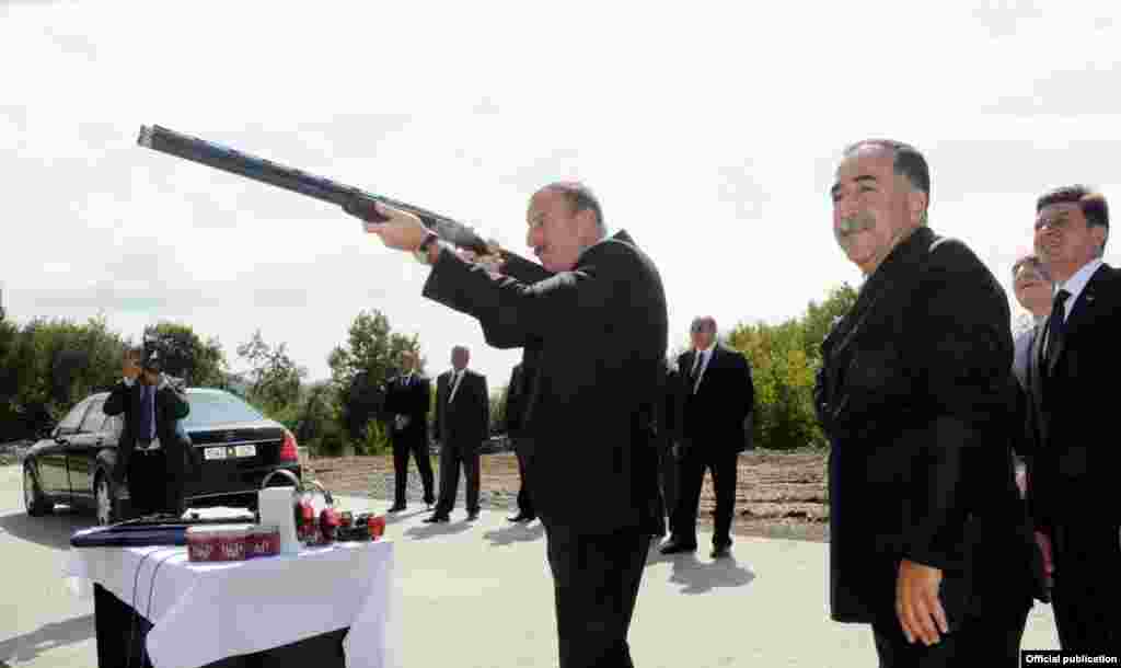აზერბაიჯანის დიდი ხნის პრეზიდენტი ილჰამ ალიევი თოფს ისვრის მიზანში. 2012 წ.