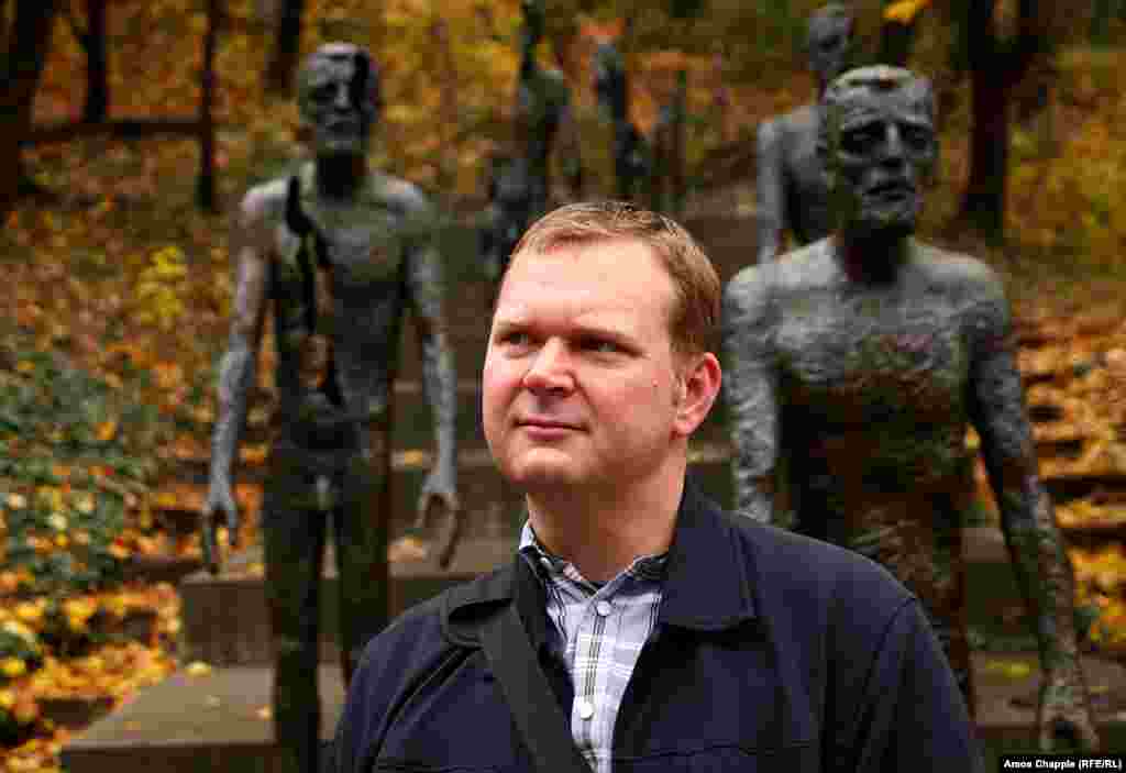 В 2009 году после нескольких поездок с рюкзаками по России Степан Черноушек вместе с группой своих друзей-чехов совершил то, что он сам называет "паломничеством" в сибирскую Арктику, и нашел остатки тогда малоизвестного, забытого сталинского проекта строительства Трансполярной железнодорожной магистрали – "Дороги смерти", как называли ее. 