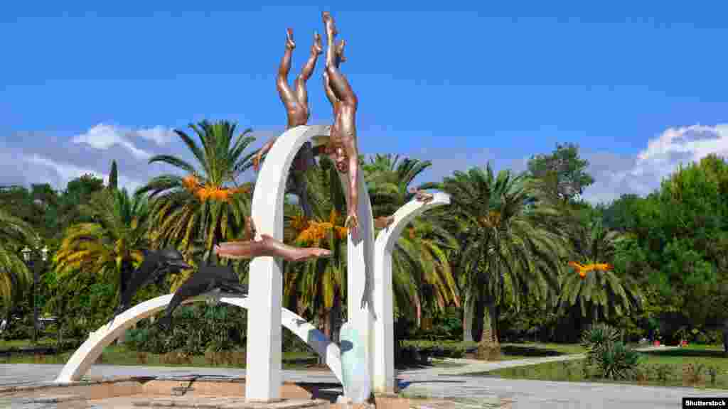 საკურორტო კომპლექსის მონუმენტურ-დეკორატიული ნამუშევრები ბიჭვინთაში (1967 წ.) – პანო, ვიტრაჟები, ინტერიერის დეკორაცია, (ფოტოზე) ქანდაკება „მყვინთავები“