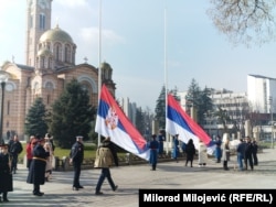 Jarboli sa zastavama Srbije i RS-a postavljeni u dvorištu Hrama Hrista Spasitelja, nekoliko desetaka metara od Palate RS-a, Banjaluka, 13. februara 2025.