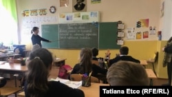 O parte dintre tinerii profesori pleacă peste hotare, alții își schimbă domeniul de activitate, susțin șefii direcțiilor de educație.