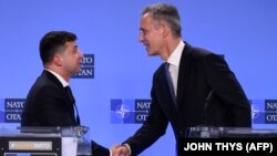 უკრაინის პრეზიდენტი ვოლოდიმირ ზელენსკი და ნატოს გენერალური მდივანი იენს სტოლტენბერგი. ბრიუსელი, 4 ივნისი