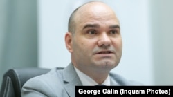 Președintele Autorității Electorale Permanente, Constantin-Florin Mitulețu-Buică, a cerut bani pentru partide la rectificarea bugetară, depășindu-și competențele și rolul pe care îl are: de a le controla sursele de finanțare și nu de a le suplimenta, spun organizațiile.