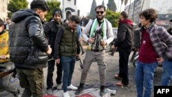 Повстанцы, возглавляемые исламистами, заявили, что 8 декабря они взяли Дамаск молниеносным наступлением и отправили президента Башара Асада в бегство, положив конец пятидесятилетнему правлению партии Баас в Сирии