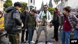 სირიელები ფეხით თელავენ რეჟიმის დროშას. ქალაქი ჰომსი. 8 დეკემბერი, 2024 წელი