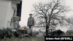 Dragiša Lakićević u svom dvorištu.