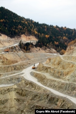 Imagine de la cariera de cupru de la Roșia-Poieni, Alba, unde se află cel mai mare zăcământ de cupru din țară.