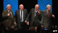 Лауреатите на Нобелова награда за мир Лех Валенса, Михаил Горбачове, Фредерик Вилем де Клерк и Джими Картър по време на участието им панелна дискусия в Чикаго, 23 април 2012 г.