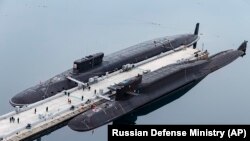 Submarinele nucleare rusești Prinșul Vladimir și Ekaterinburg la baza navală rusă din Gajievo, peninsula Kola Peninsula, 13 aprile 2021.