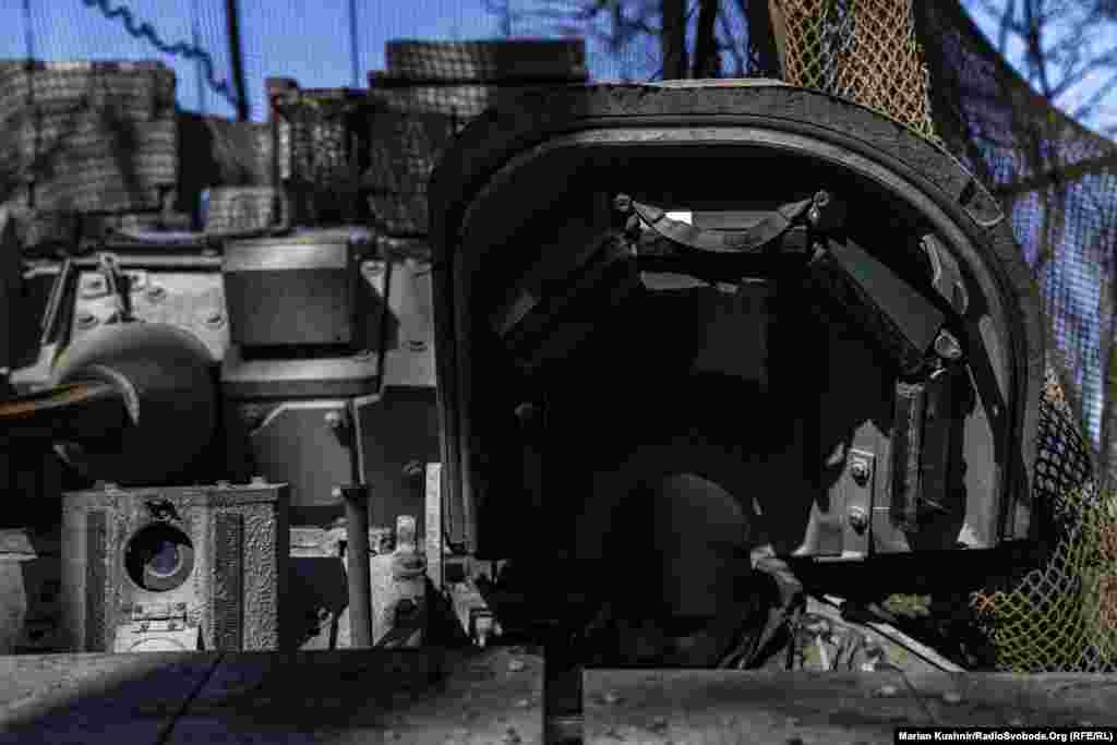 «Мы садимся в эту машину и в первую очередь чувствуем уверенность за свою жизнь и жизнь экипажа». На Покровском направлении бойцы говорят, что очень часто выезжают на Bradley для прикрытия пехотинцев, эвакуации раненых и доставки провизии на передовую