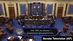 САД - фотографија од последното гласање во Сенатот, кога со големо мнозинство беше одобрена воена и економска помош од 40 милијарди долари за Украина и нејзините сојузници. Вашингтон, 19 мај 2022 година.