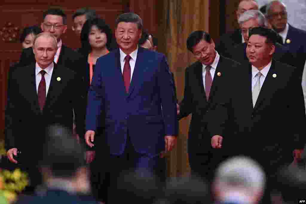 A találkozó hivatalos apropója a második világháborús győzelem 80. évfordulója volt. Hszi elnök a Tiananmen téren, vörös szőnyegen fogadta kollégáit.