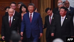 Kína „megállíthatatlan” – mondta Hszi Csin-ping, Kim Dzsongunnal és Vlagyimir Putyinnal az oldalán