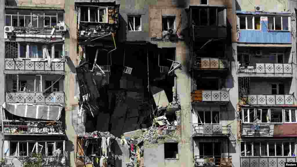 Etajele 5-8 au fost distruse. Patru persoane și o pisică au fost rănite. Toți au primit asistență medicală la fața locului, potrivit autorităților locale. 