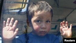 Dječak u Belvilu tokom preseljavanja Roma, 26. april 2012.