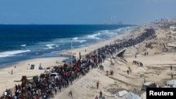 Palestinci, koji su tokom rata raseljeni u južni dio Gaze po naređenju Izraela, vraćaju se na sjever Pojasa Gaze nakon stupanja na snagu primirja između Izraela i Hamasa, 10. oktobra 2025.