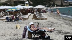 Mii de turiști au fost siliți anii trecuți să-și scurteze șederile la mare, de pildă pe insule din Grecia, din cauza incendiilor vegetale care cuprind an de an suprafețe tot mai mari și sunt tot mai frecvente. Ne învățăm, oare, minte, sau uităm până la anul? 