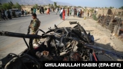 Avfanistanski sigurnosni službenici pregledavaju mjesto eksplozije bombe u kojoj je ubijeno šest civila na cesti na periferiji Džalalabada, 21. juli 2021.
