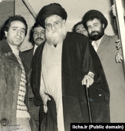 احمد خمینی (راست) در کنار آیت‌الله طباطبایی قمی