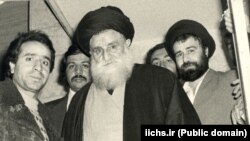 آیت‌الله طباطبایی قمی (وسط) در کنار احمد خمینی (راست)