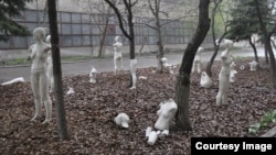 Не нужные магазинам манекены Мария Куликовская использовала в инсталляции "Армия клонов" в "Изоляции" в Донецке