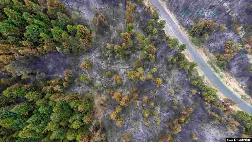 Spaljena planina na oba dijela puta koji prolazi između sela Štupelj