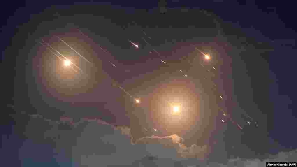 Rakéták az égen az észak-izraeli Baka el-Garbije városából nézve október 1-jén este