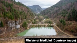 Proiectul inițial al hidrocentralei Răstolița, județul Mureș, a fost aprobat în ultimul an al comunismului. Cele mai multe lucrări au avut loc după 2000, dar au trenat în ultimii peste zece ani.