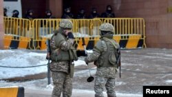 Kazahstanski policajci čuvaju glavni grad zemlje Nur-Sultan (6. januar 2022.)