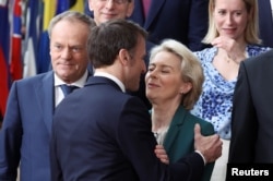 Președintele francez, Emmanuel Macron, și președinta Comisiei Europene, Ursula von der Leyen, interacționând, în urma summitului european de la Bruxelles, din 21 martie 2024