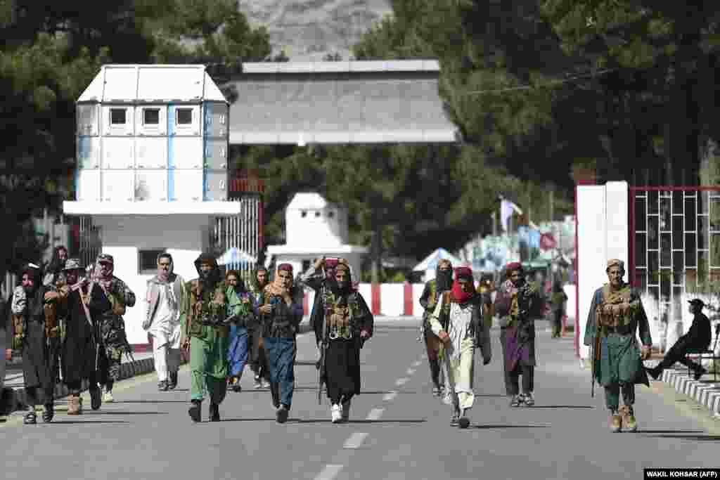 Ulaz čuvaju i talibanski borci.&nbsp;