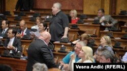 Пратеникот Драган Марковиќ Палма за време на расправата за кандидатот за премиер на Србија Ана Брнабиќ пред пратениците на српскиот парламент