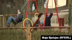 Djeca ispred Aletrnativnog smještaja