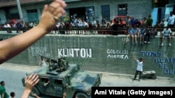 Qytetarët duke përshëndetur trupat amerikane, teksa ata kalojnë përmes qytetit të Gjilanit. 30 qershor, 1999.