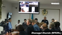 Судебное заседание по делу обвиняемых в хищении нефти на мониторе.