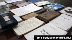 Материалы, изъятые у подозреваемых в экстремизме. Иллюстративное фото.