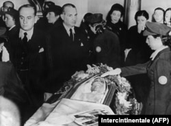 ევიტა კუბოში