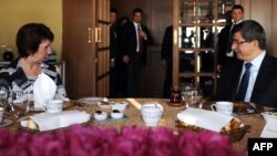 Шефицата за надворешна политика на ЕУ Кетрин Ештон и турскиот министер за надворешни работи Ахмет Давутоглу.