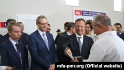 Franco Frattini, înmânând plăcuţe auto neutre. Tiraspol, 10 septembrie 2018