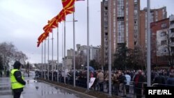 Полицаец ја обезбедува владата за време на протестот на стечајните работници во 2010 година.