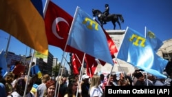 Акция против вооруженной агрессии России по отношению к Украине, которую в столице Турции провели украинцы, турки и крымские татары, 21 мая 2022 года