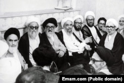 آیت‌الله خمینی (چپ) در دیدار با اعضای مجلس خبرگان قانون اساسی