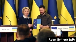 Președinta Comisiei Europene, Ursula von der Leyen, și președintele Ucrainei, Volodymyr Zelenski,
