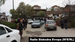 Револтирани граѓани се собираат во Црешево на 13 април 2012 година во знак на протест откако петмина млади момчиња претходната ноќ беа убиени во близина на Смиљковското Езеро.